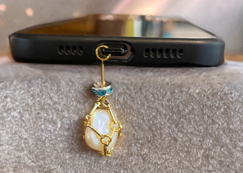 Baroque Pearl USB Lightning Port Charm – Handmade Gold-Toned Bar Link Cage