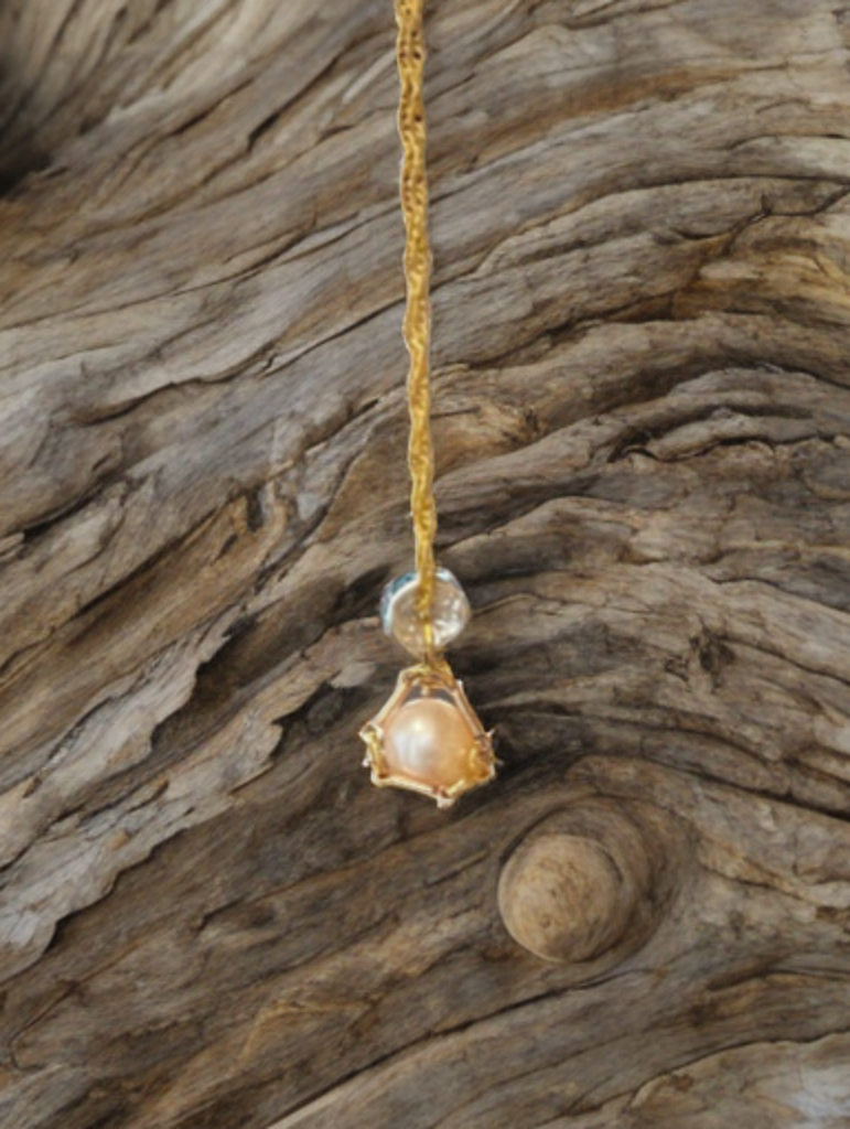 Edison Pearl Bracelet – Gold Toned Chain with Blue Crystal Accent (7”)