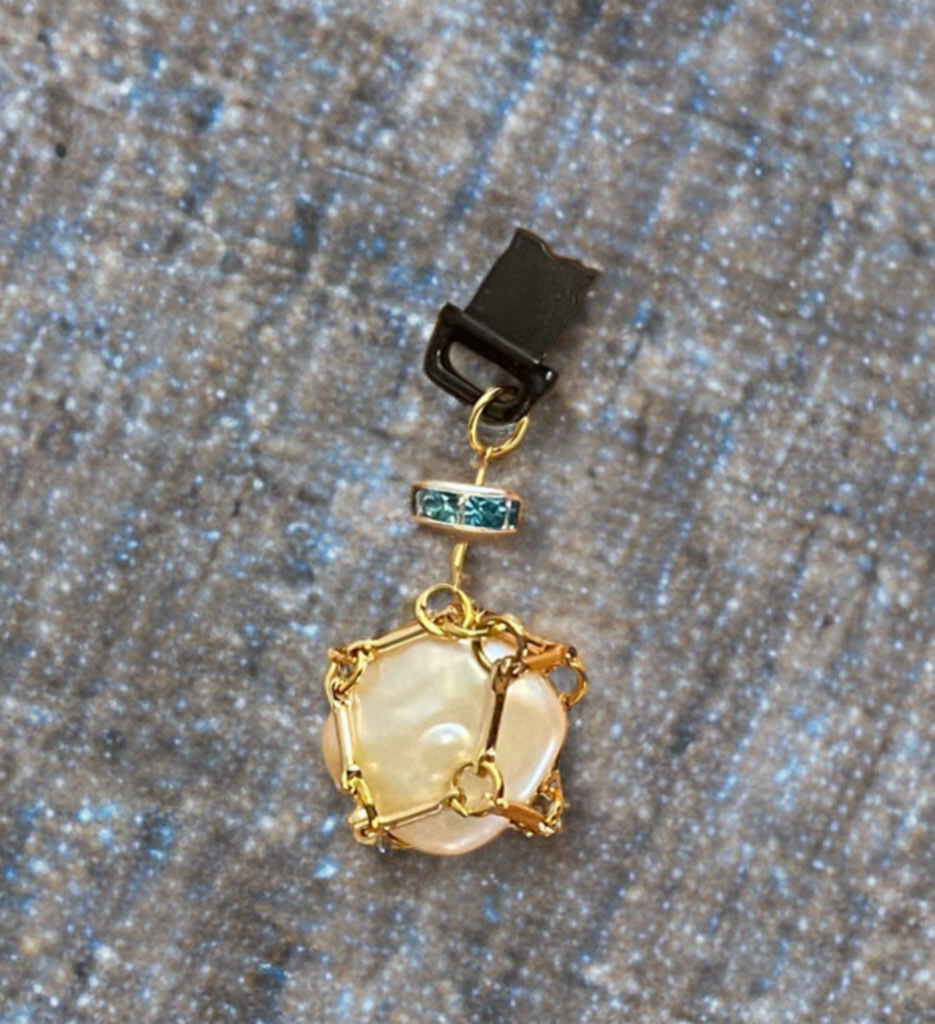 Baroque Pearl USB Lightning Port Charm – Handmade Gold-Toned Bar Link Cage