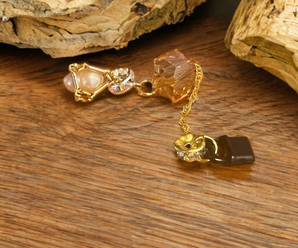 Double Edison Pearl USB-C Charm – Golden Gemstone Accent
