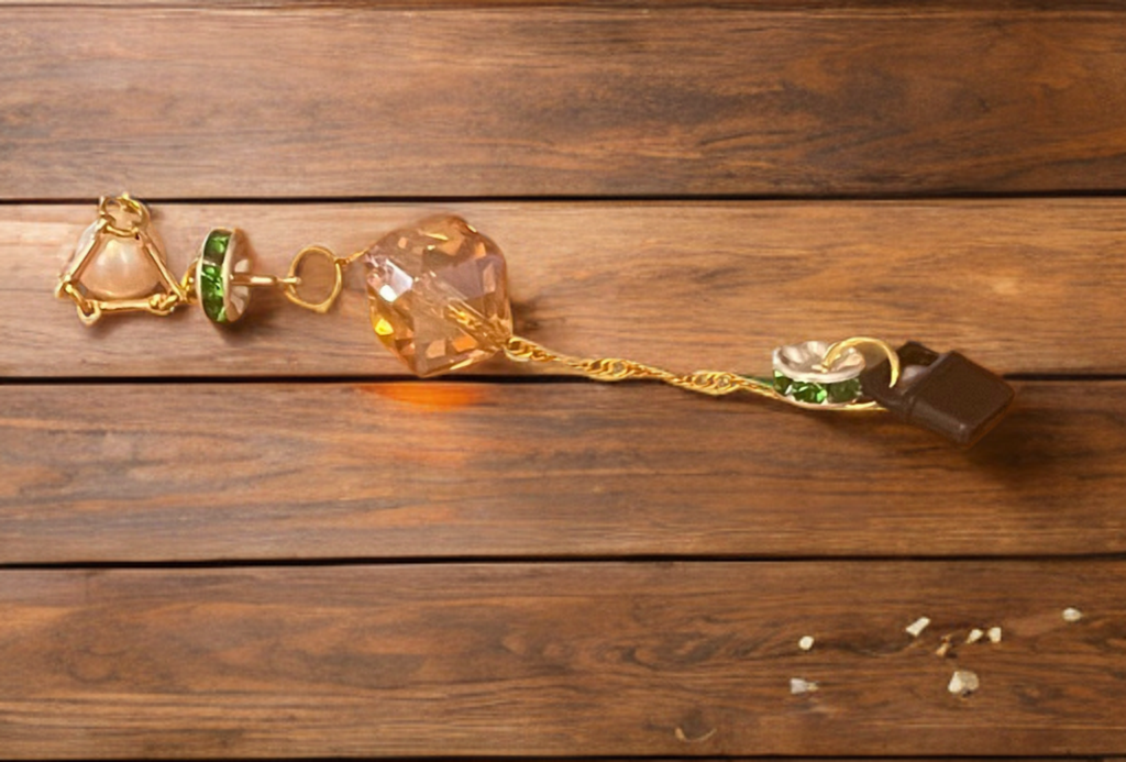 Petite Edison Pearl USB-C Charm – Emerald & Golden Gemstone Accent
