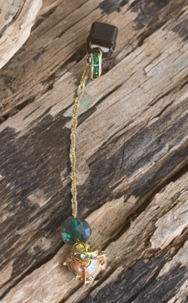 Petite Edison Pearl USB-C Charm – Gold Toned Cage with Emerald Accent