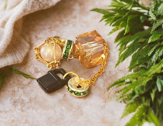 Petite Edison Pearl USB-C Charm – Emerald & Golden Gemstone Accent