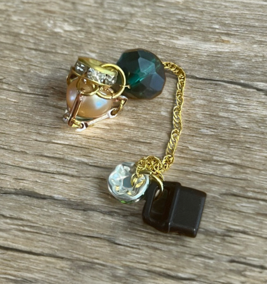 Petite Edison Pearl USB-C Charm – Gold Toned Cage with Emerald Accent