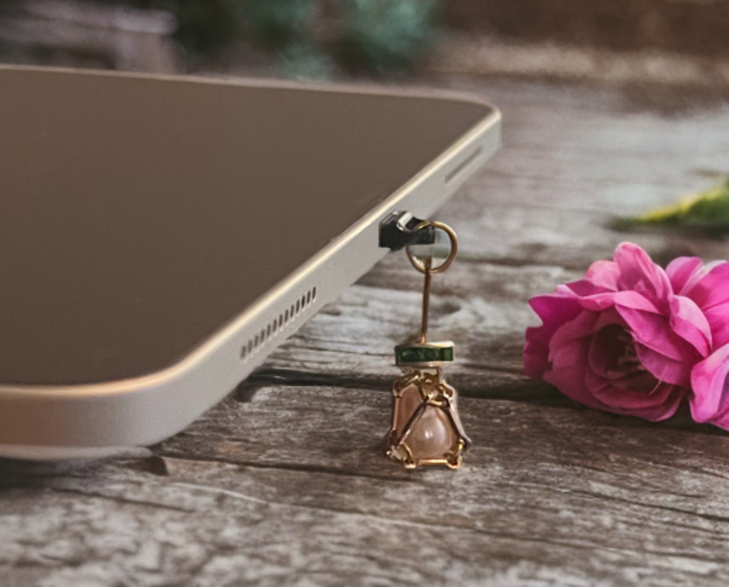 Petite Baroque Pearl USB-C Charm – Gold-Tone Cage with Green Crystal Accent