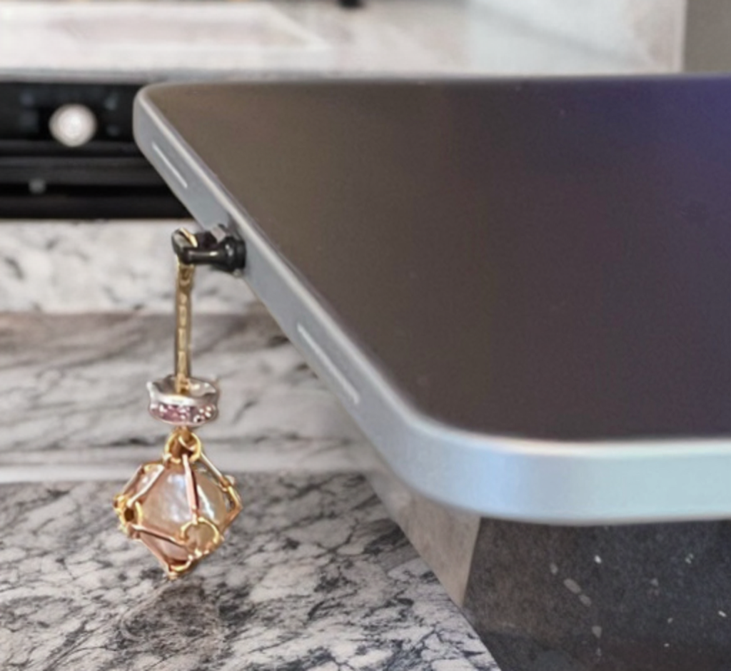 Petite Baroque Button Pearl USB-C Charm