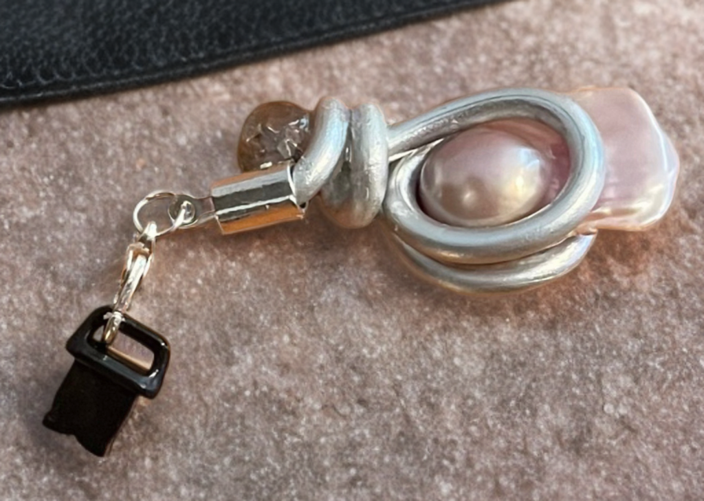 Baroque Pearl USB/Lightning Port Charm – Handcrafted Elegance