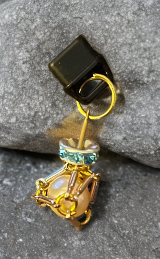 Petite Edison Pearl USB-C Port Charm – Gold Toned Bar Link Cage