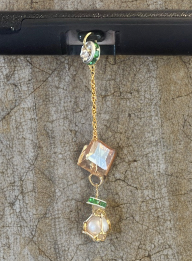 Petite Edison Pearl USB-C Charm – Emerald & Golden Gemstone Accent