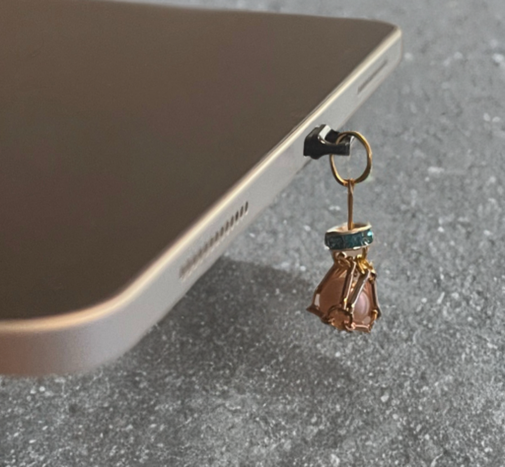 Petite Edison Pearl USB-C Port Charm – Gold Toned Bar Link Cage