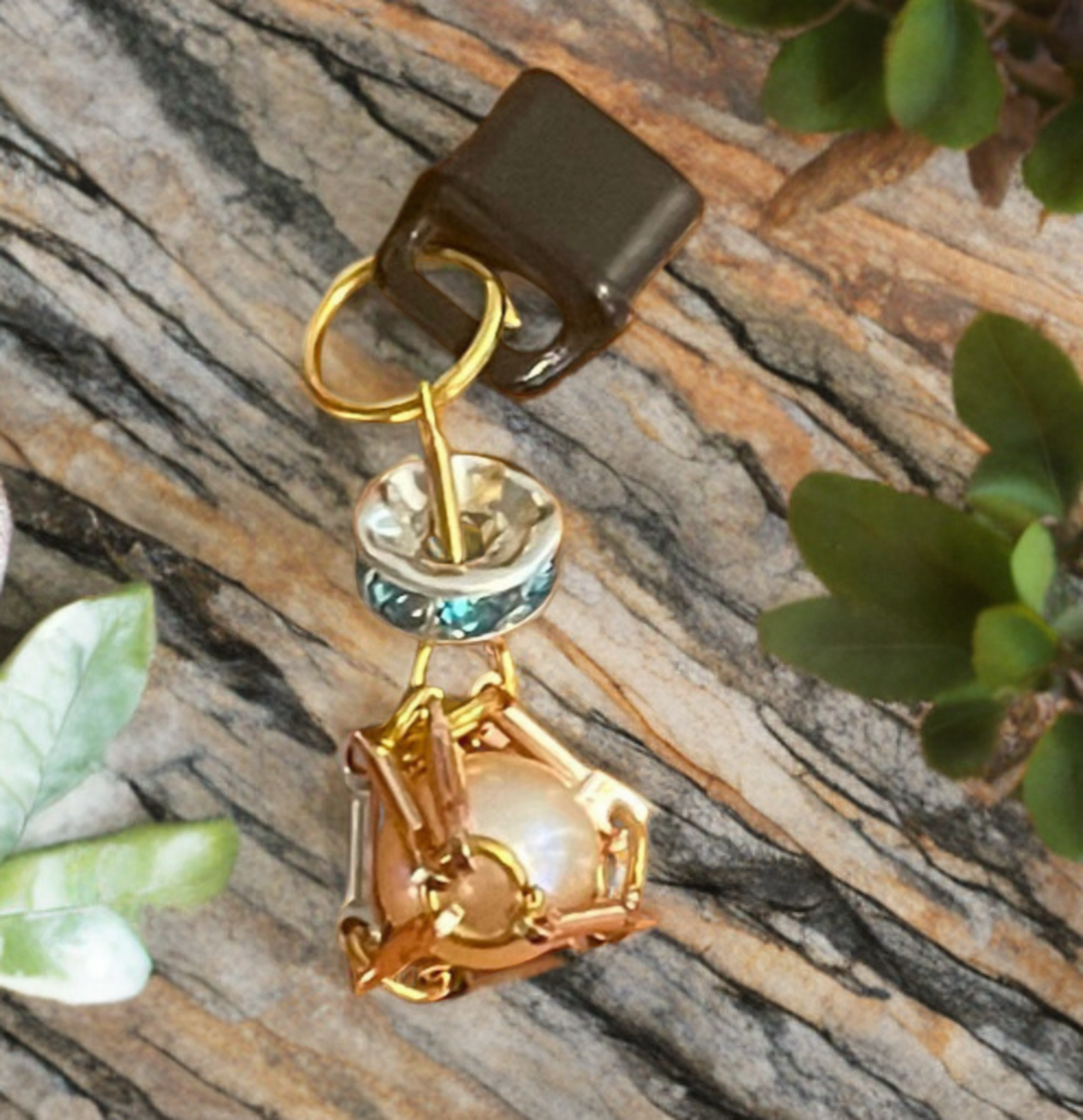 Petite Edison Pearl USB-C Port Charm – Gold Toned Bar Link Cage