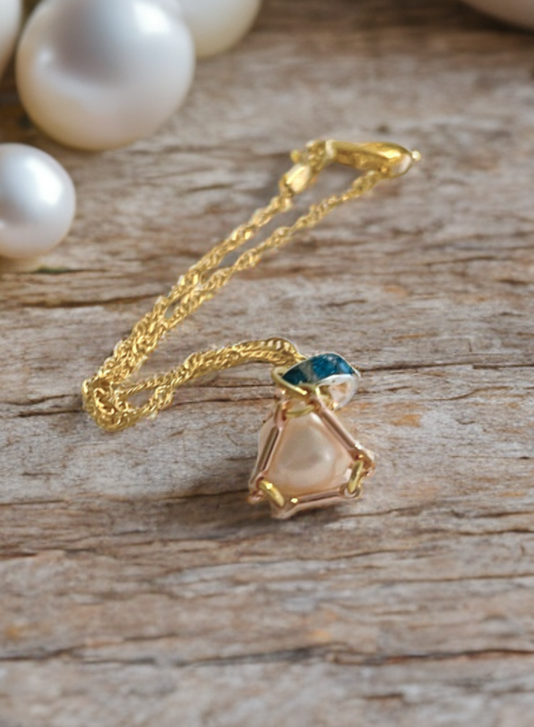 Edison Pearl Bracelet – Gold Toned Chain with Blue Crystal Accent (7”)