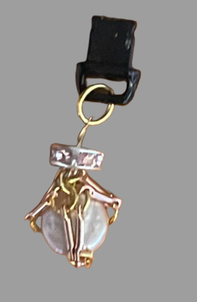 Petite Baroque Button Pearl USB Lightning Port Charm – Gold-Toned Bar Link Cage with Soft Pink Crystal Accent