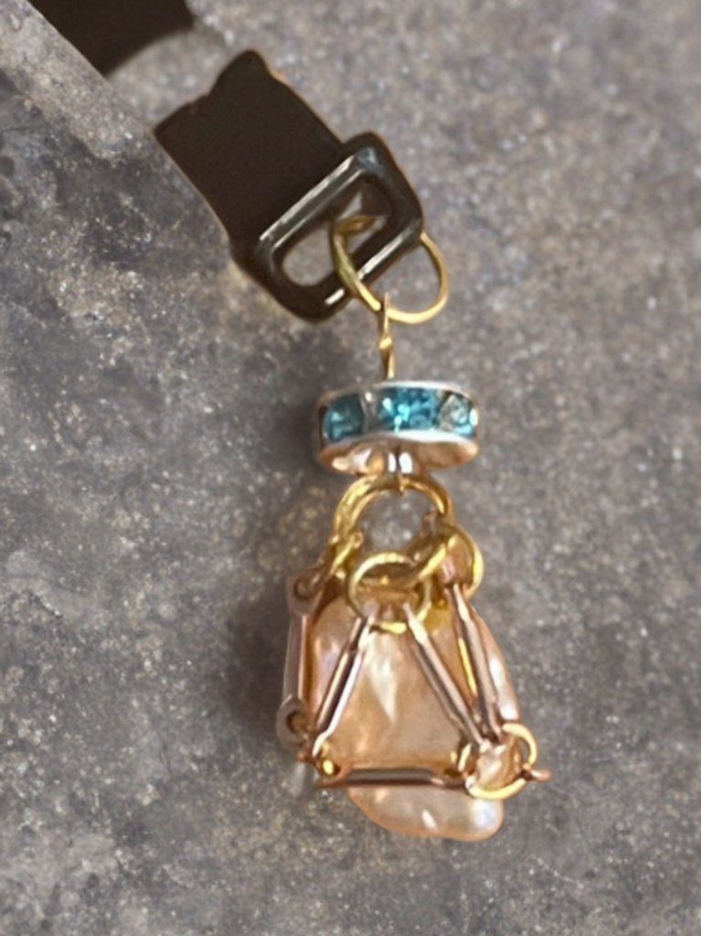 Petite Baroque Pearl USB/Lightning Port Charm