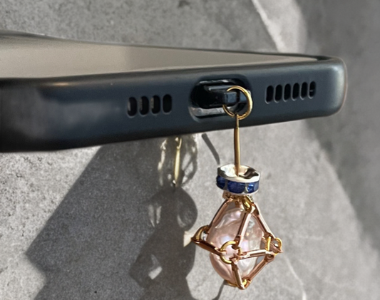 Baroque Pearl USB/Lightning Charm – Gold Toned Cage with Sapphire Blue Accents